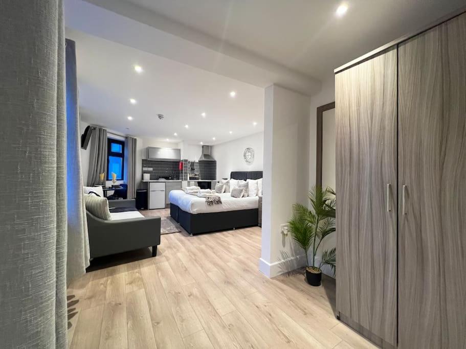 Master Suite In Central Southampton Exterior photo