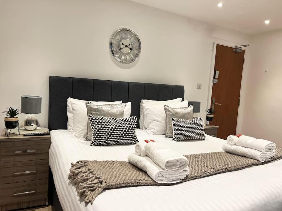 Master Suite In Central Southampton Exterior photo